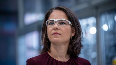 Bei einem Besuch der BASF-Zentrale in Ludwigshafen trägt Annalena Baerbock eine flotte Schutzbrille. Die Forderung der Außenministerin angesichts der Herausforderungen durch China: Deutschland wirtschaftlich widerstandsfähiger zu machen.