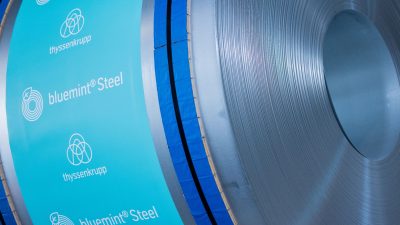 Sogenannter bluemint Steel, nach Werksangaben ein Flachstahl mit reduzierter CO2-Intensität, steht auf dem Werksgelände von Thyssenkrupp.