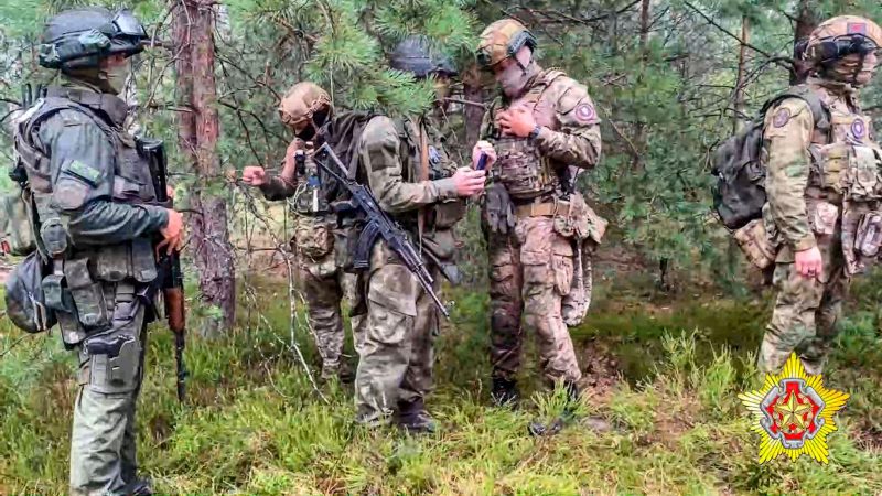 Belarussische Soldaten und Söldner der Wagner-Gruppe besprechen sich für ein Militärmanöver in einem Wald in Belarus.