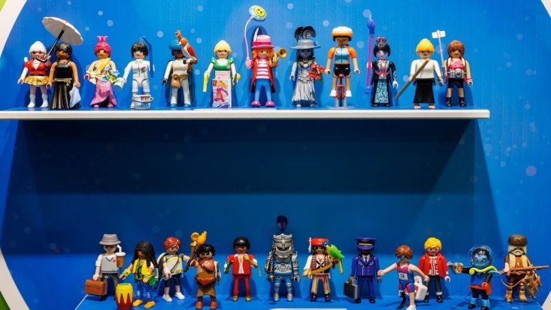Unterschiedliche Figure während der Neuheitenschau der Spielwarenmesse am Stand von Playmobil.