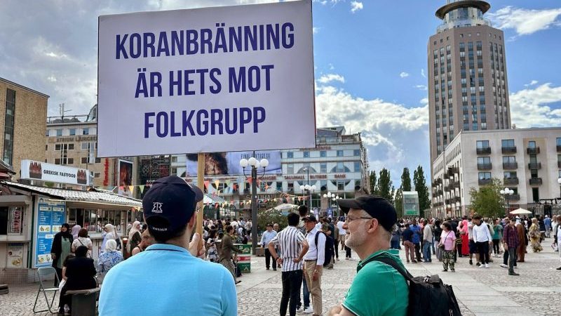 Ein Mann hält auf in Stockholm ein Schild mit der Aufschrift «Koranbränning är hets mot folkgrupp» (Koranverbrennung ist Hetze gegen Bevölkerungsgruppen). Das Anzünden eines Korans in der Nähe der Moschee hatte vor kurzem weltweit zu Wut und Kritik von Muslimen an Schweden geführt.