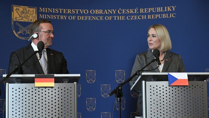 Bundesverteidigungsminister Boris Pistorius und seine tschechische Amtskollegin Jana Cernochova geben in Prag eine gemeinsame Pressekonferenz.