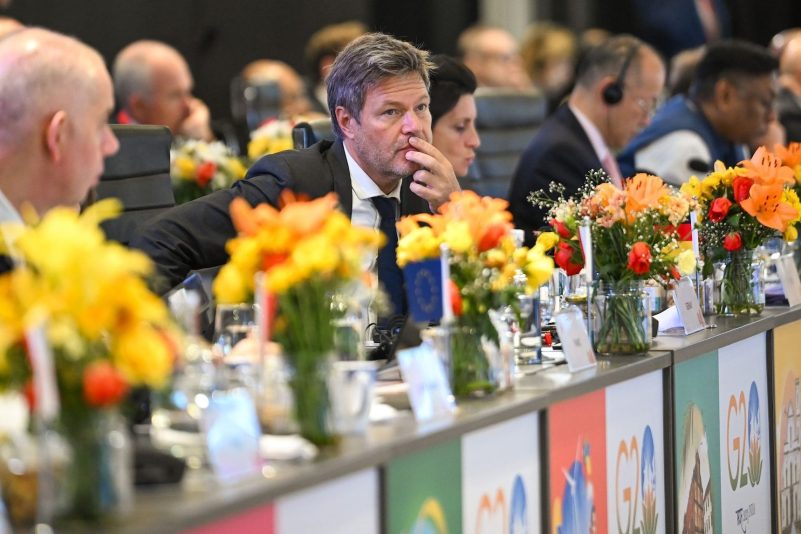 Robert Habeck (M.) während des Treffens der Energieminister in Goa.