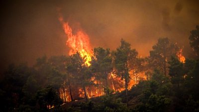 In Griechenland bedroht ein Waldbrand die Ferieninsel Rhodos.