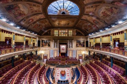 Spanien: Gesetz gegen „Konversionstherapien“ – Kritiker warnen vor Angriff auf Grundrechte