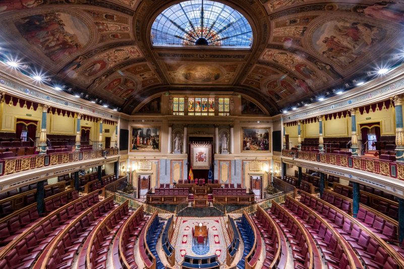 Leere Sitze sind im Unterhaus des spanischen Parlaments in Madrid. In Spanien wird gewählt. Regierungschef Pedro Sánchez droht eine Niederlage.