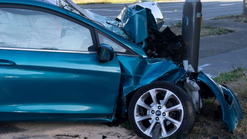 Ein PKW ist nach einem Unfall schwer beschädigt. Die Autoversicherung greif, ist aber erheblich teurer geworden.