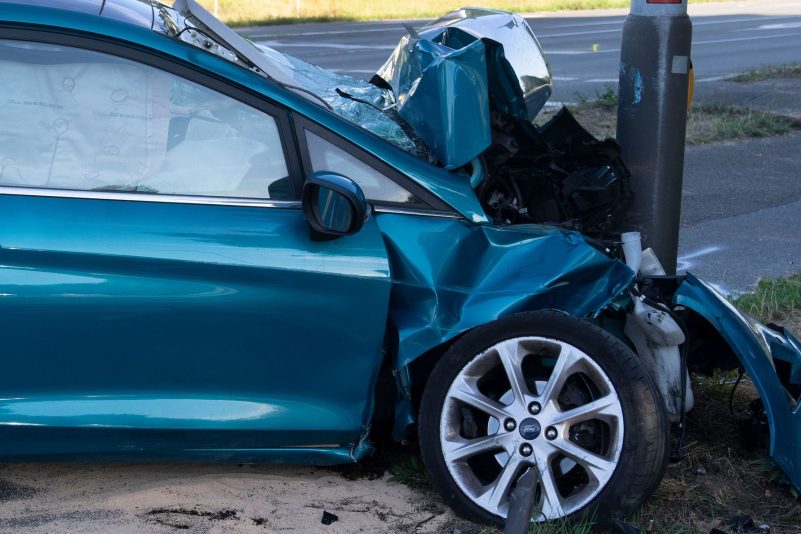 Ein PKW ist nach einem Unfall schwer beschädigt. Die Autoversicherung greif, ist aber erheblich teurer geworden.