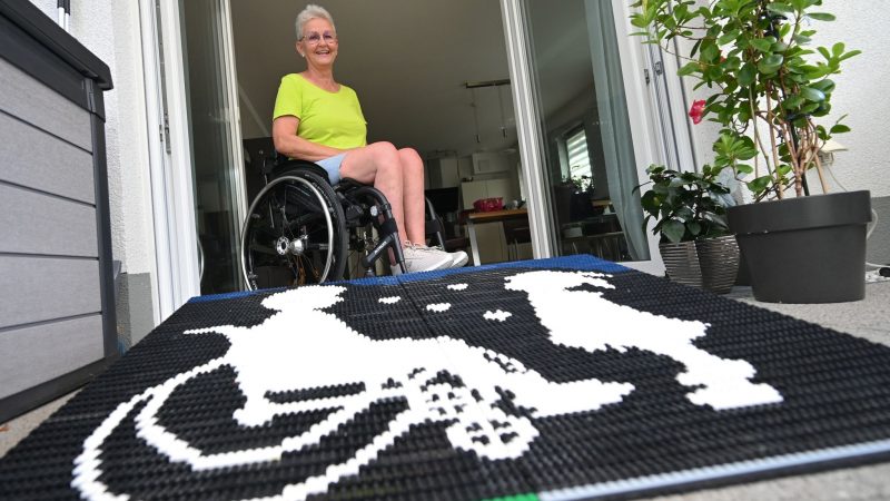 Die 66-Jährige Rita Ebel aus Hanaus baut ehrenamtlich Rampen für Rollstuhl- und Rollatornutzer aus handelsüblichen Legosteinen.