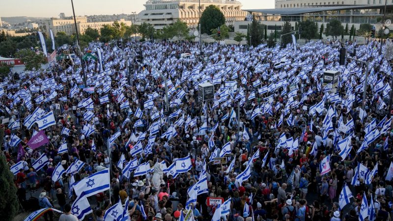 Eine große Menschenmenge protestiert vor dem Parlament in Jerusalem gegen den Plan der Regierung von Netanjahu zur Überarbeitung der Justiz.