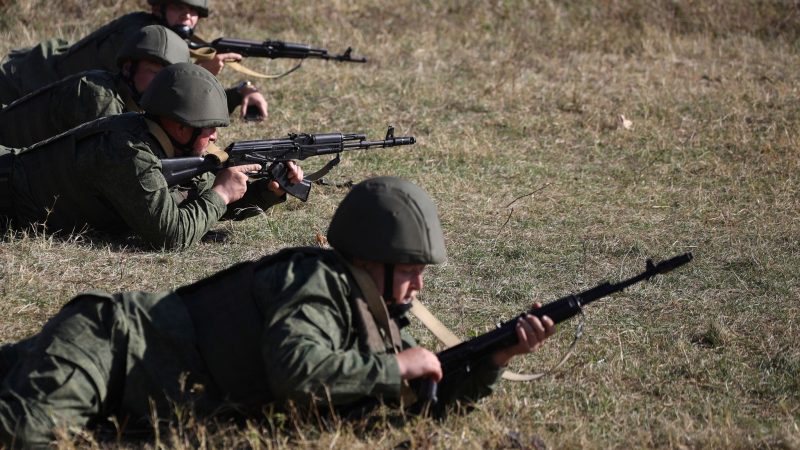 Rekruten trainieren auf einem Schießplatz im Süden Russlands. Das russische Parlament hat die Obergrenze für Einberufungen zum Militärdienst auf 30 angehoben.
