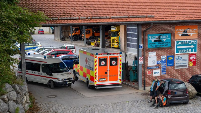 Bei einem Arbeitsunfall in einer Entsorgungsfirma in Oberbayern sind drei Männer in einem Kanalsystem ertrunken.