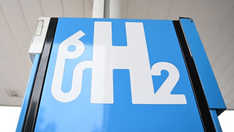 Ein Wasserstoff-Logo an einer Wasserstoff-Tankstelle für Autos.