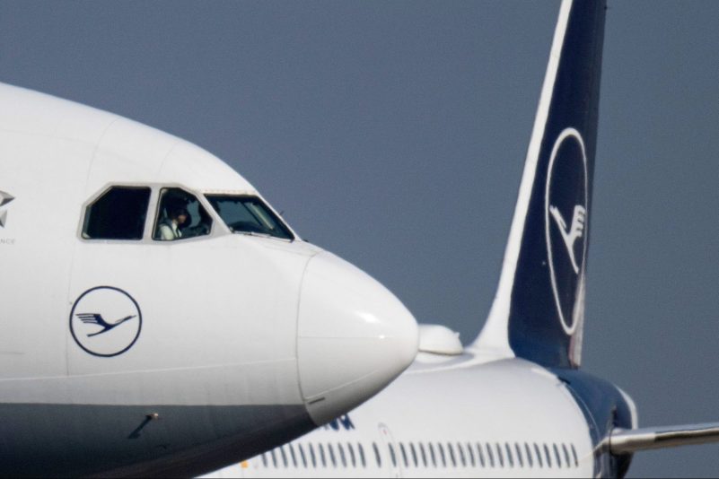 Eine Passagiermaschine der Lufthansa rollt auf dem Flughafen Frankfurt zu ihrer Startposition.