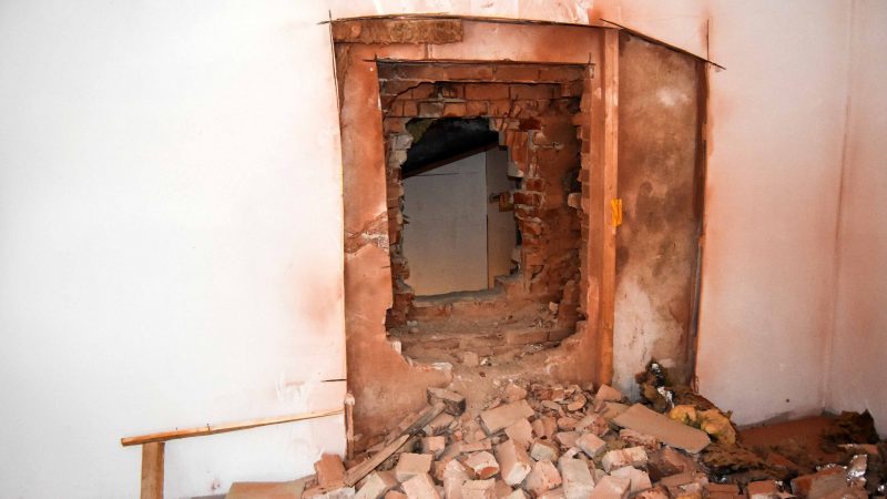 Durch ein großes Loch in der Wand gelangten Einbrecher in eine Wohnung in Bremerhaven.