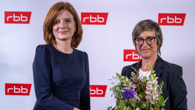 Ulrike Demmer (r), künftige RBB-Intendantin, und die scheidende Interimsintendantin Katrin Vernau bei einer Pressekonferenz.