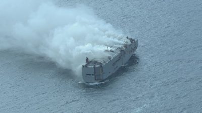 Brand an Bord von Autofrachter vor Ameland könnte noch „Tage dauern“