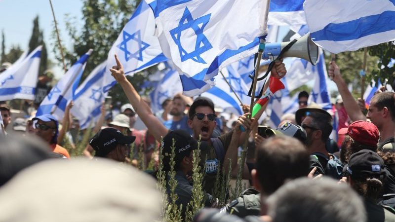 Demonstranten protestieren gegen die Justizreform der Regierung - und wollen das auch weiterhin tun.