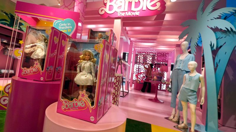 Barbie-Artikel werden in einer speziellen Abteilung bei Bloomingdale's in New York ausgestellt.