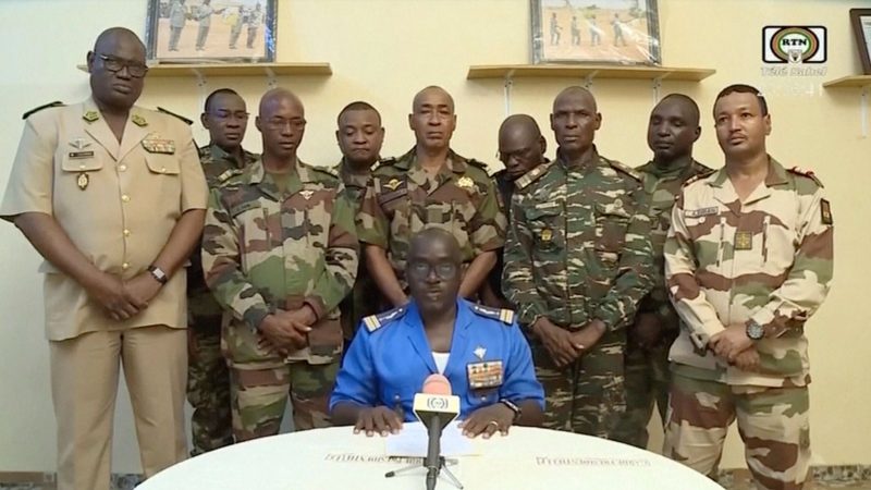 Oberstmajor Amadou Abdramane (vorne, M) gibt eine Erklärung ab.