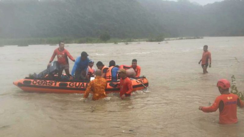 Steinbrucharbeiter werden in Naguilian (Philippinen) mit einem Schlauchboot evakuiert.