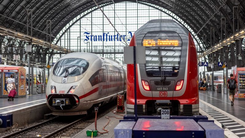 Ein ICE und ein Regionalzug im Hauptbahnhof Frankfurt: Die Deutsche Bahn präsentiert die wirtschaftliche Bilanz für das erste Halbjahr 2023.