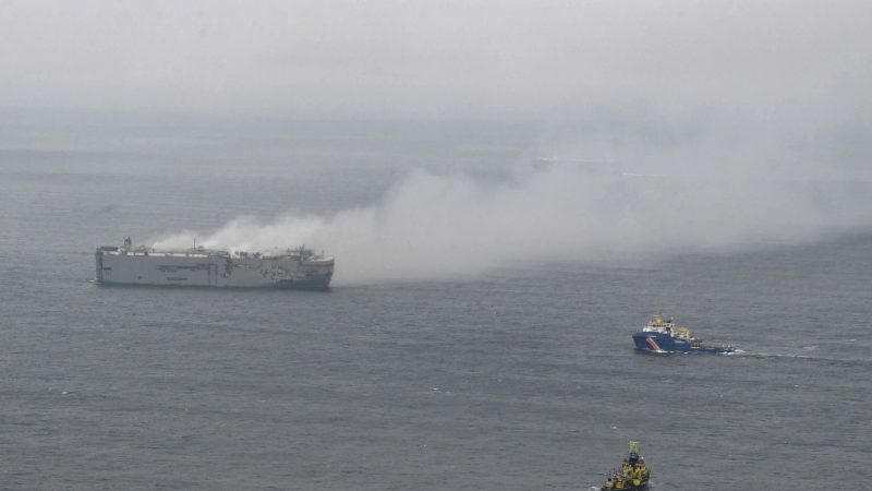 Aufnahme aus einem Flugzeug der niederländischen Küstenwache: dicke Rauchwolken steigen aus dem Autofrachter «Fremantle Highway» in der Nordsee auf.