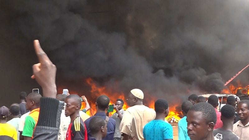 In Niamey brennt das Hauptquartier der Regierungspartei.