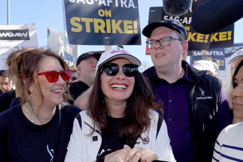 Joely Fisher (l-r), Fran Drescher, die Vorsitzende der Schauspielgewerkschaft SAG-AFTRA und Duncan Crabtree-Ireland bei einer Protestaktion in Hollywood.