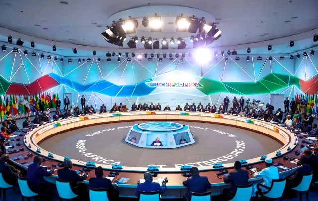 Der russische Präsident Wladimir Putin spricht während einer Plenarsitzung auf dem Russland-Afrika-Gipfel in St. Petersburg.