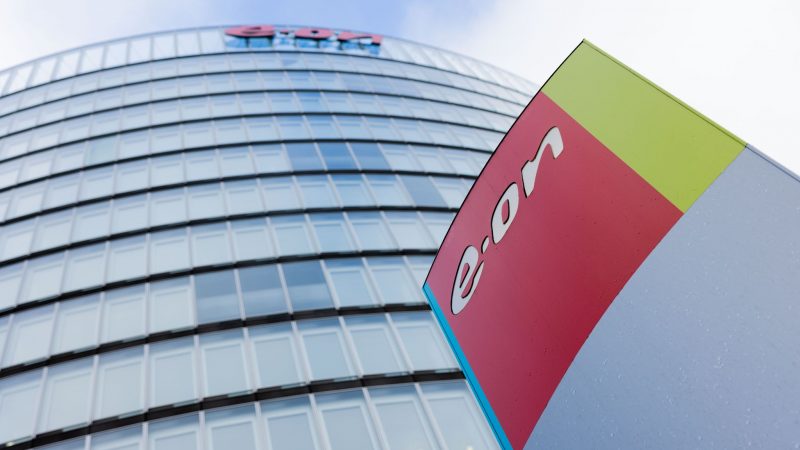 Blick auf die Konzernzentrale des Energiekonzerns Eon in Essen: Deutschlands größter Energieversorger hat weitere Preissenkungen für Strom und Gas angekündigt.
