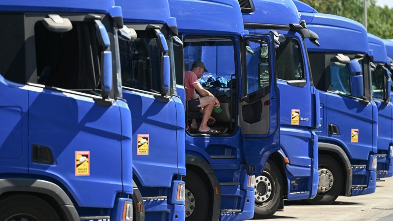 Osteuropäische Lastwagenfahrer streiken für ausstehende Löhne an der Raststätte Gräfenhausen.
