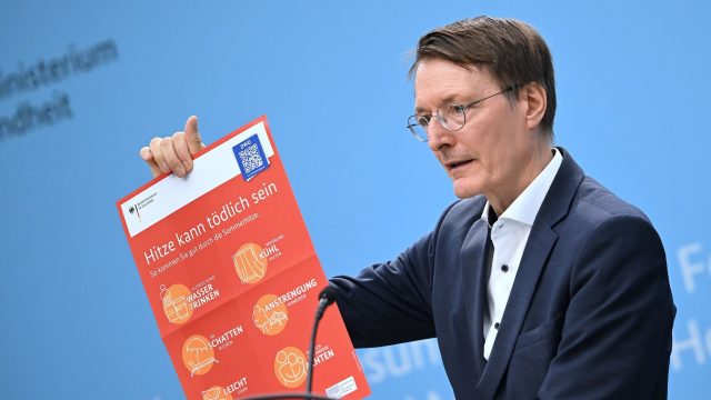 Bundesgesundheitsminister Karl Lauterbach stellt in Berlin den Hitzeschutzplan vor.