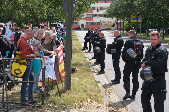 Wo auch immer die AfD sich trifft, finden sich meist Gegendemonstranten. So auch an der Magdeburger Messe. Sie demonstrieren gegen den dort stattfindenden AfD-Bundesparteitag.
