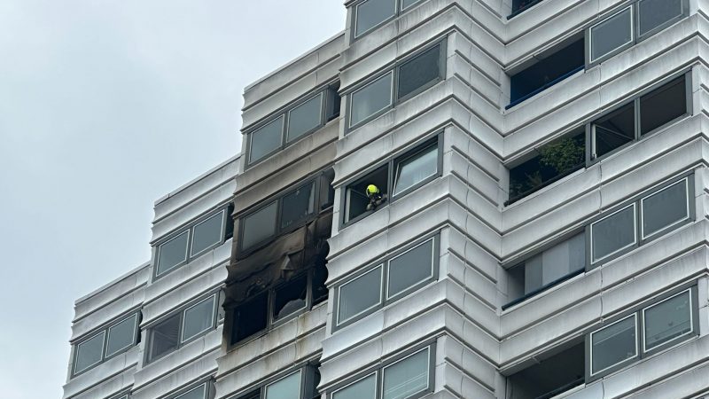 Spuren des Brandes in einem Berliner Hochhaus.