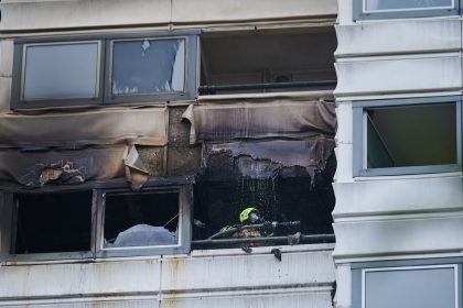 Tödlicher Sprung aus Berliner Hochhaus: Verdacht der Brandstiftung