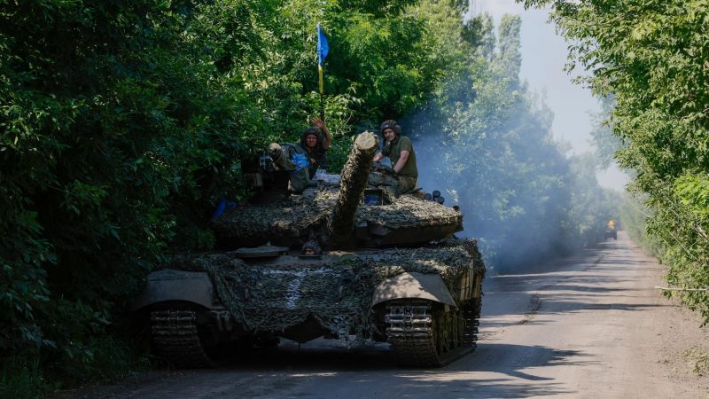 Ukrainische Soldaten fahren auf einem T-64-Panzer an der Frontlinie in der Nähe von Bachmut.