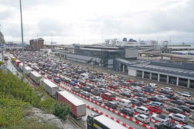 Hier ist jede Menge Geduld gefragt, um auf die Fähre zu kommen.&nbsp;Der Start in die Ferien beginnt in England für viele mit einem Stau in Dover.