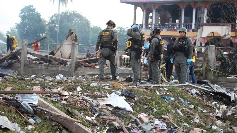 Einsatzkräfte des Kampfmittelräumdienstes untersuchen die Überreste eines durch eine Explosion zerstörten Gebäudes im thailändischen Narathiwat.