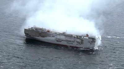 Verlegung abgesagt: Brennender Frachter bleibt auf Position