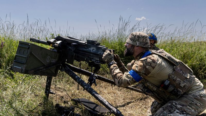 Ein ukrainischer Soldat feuert einen MK19-Granatwerfer in Richtung russischer Stellungen an der Frontlinie in der Nähe von Bachmut.