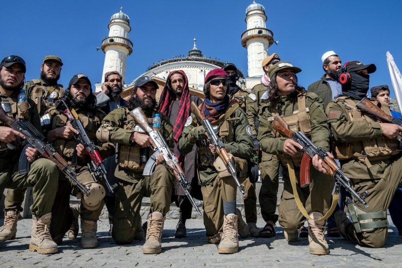 Taliban-Kämpfer mit Maschinengewehren vor einer Moschee in Kabul (Archivbild).