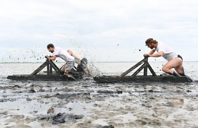 Im Rahmen des Dangaster «Watt en Schlick Fests» findet traditionell am Festivalsonntag die Deutsche Meisterschaft im Schlickrutschen statt. Es gilt, mit einem speziellen Holzschlitten rund 150 Meter Schlick zu überwinden.