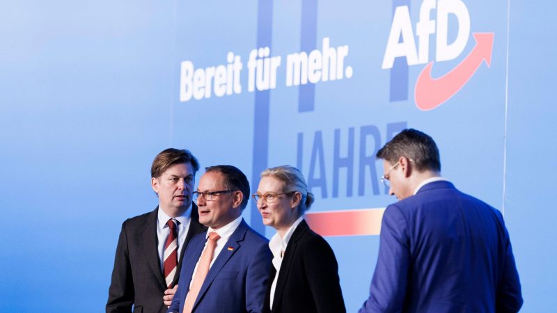 Der Europawahlspitzenkandidat Maximilian Krah (l.) auf der Bühne mit den AfD-Bundesvorsitzenden Tino Chrupalla Alice Weidel.