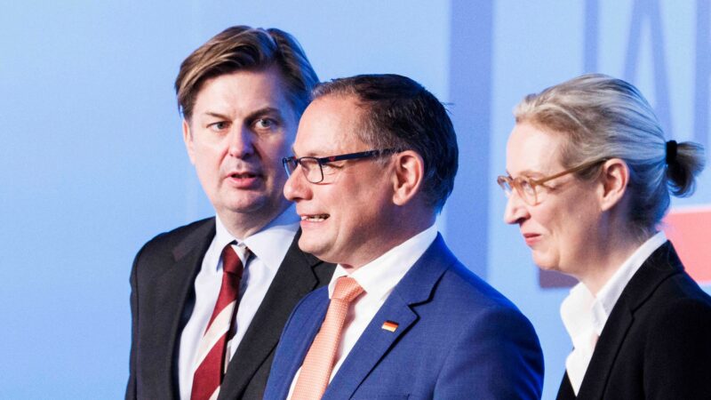 Der Europawahl-Spitzenkandidat Maximilian Krah (l.) auf der Bühne mit den AfD-Bundesvorsitzenden Tino Chrupalla und Alice Weidel.