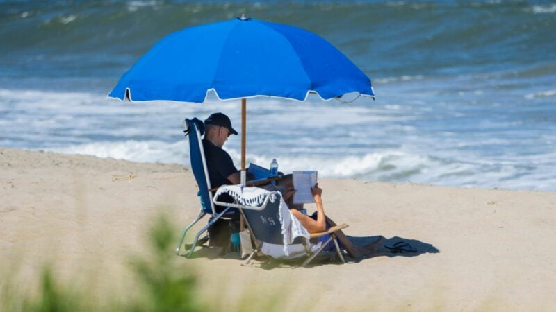 Auch ein US-Präsident macht manchmal Pause: Joe Biden und First Lady Jill Biden genießen am Rehoboth Beach im US-Bundesstaat Delaware das Sommerwetter.