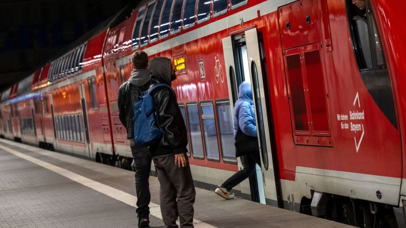 Reisende im Hauptbahnhof München vor einer Regionalbahn. Die Mitglieder der Eisenbahn- und Verkehrsgewerkschaft (EVG) stimmen im August darüber ab, ob es zu einem Tarifabschluss mit der Deutschen Bahn kommt oder zu unbefristeten Streiks.