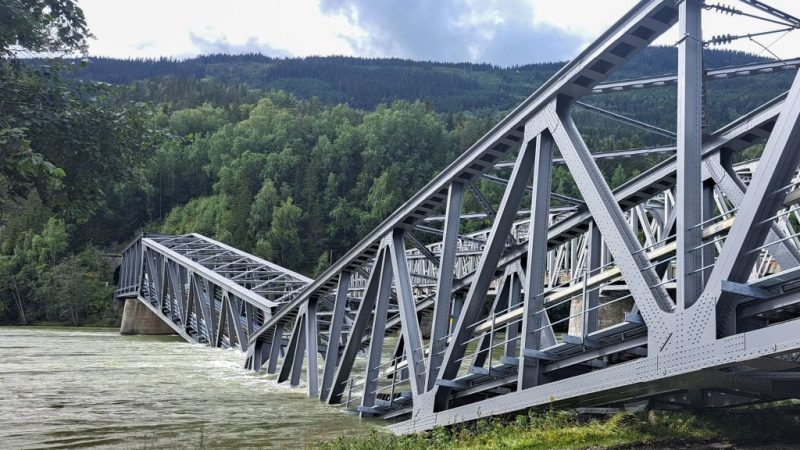 Überschwemmung in Norwegen: Eisenbahnbrücke kollabiert