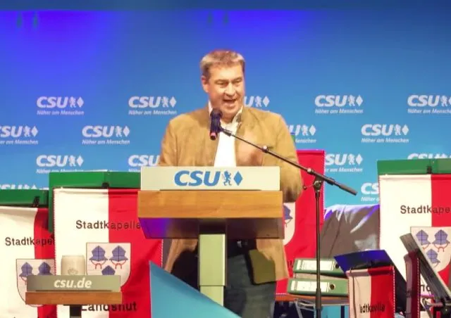 Markus Söder bei seiner Bierzeltreeda am Abend des 28. August in Landshut. Foto: Bildschirmfoto/Twitter/BR24