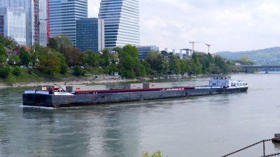 Basel: Klimaaktivisten legen Schiffsverkehr auf Rhein lahm